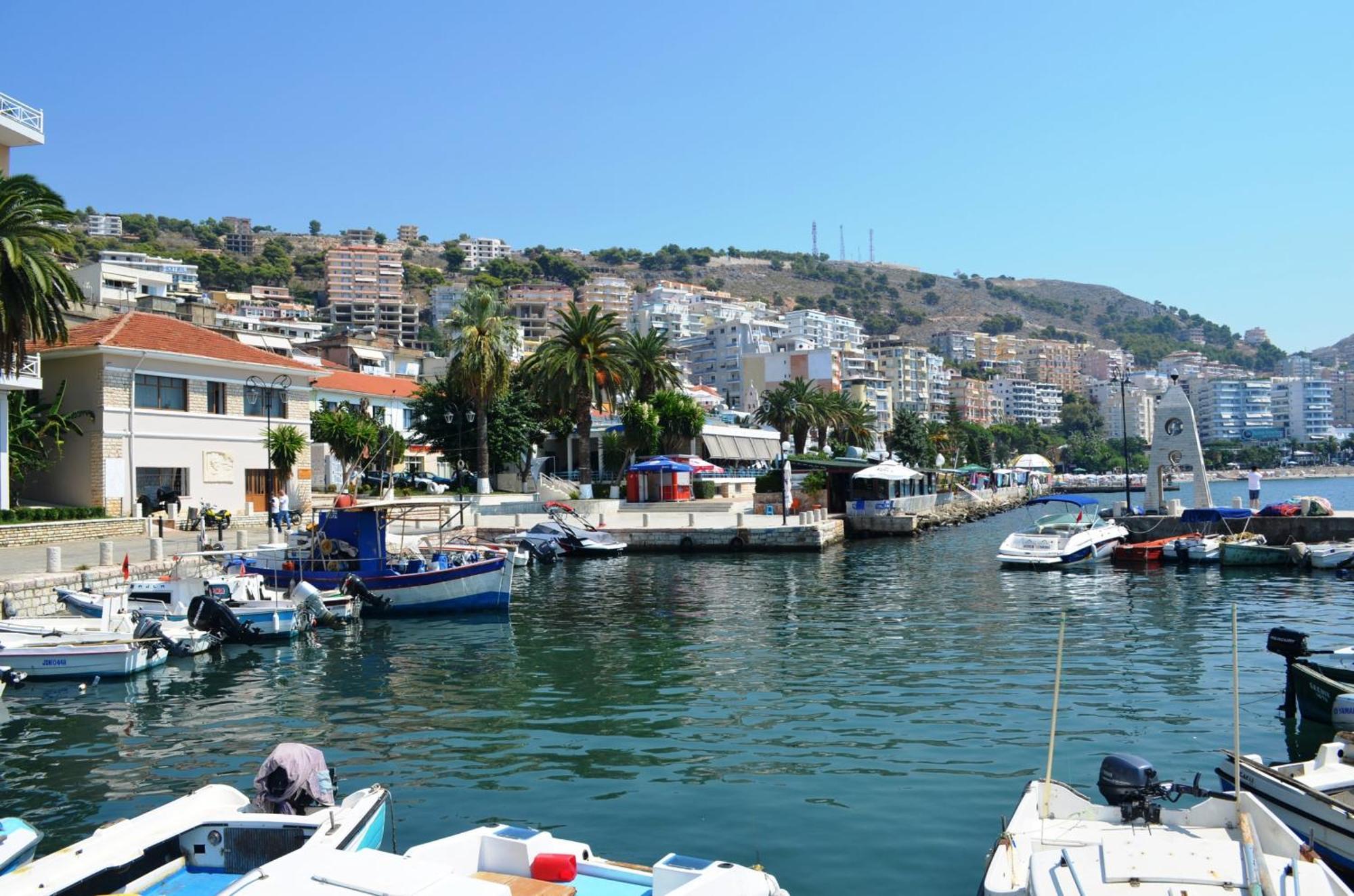 Wonderful View Apartments Sarande Bagian luar foto